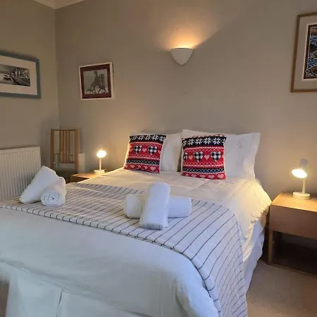 Cosy And Quiet Garden Flat *