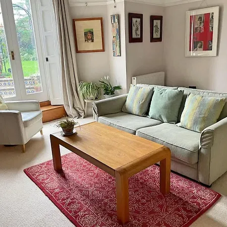 Cosy And Quiet Garden Flat